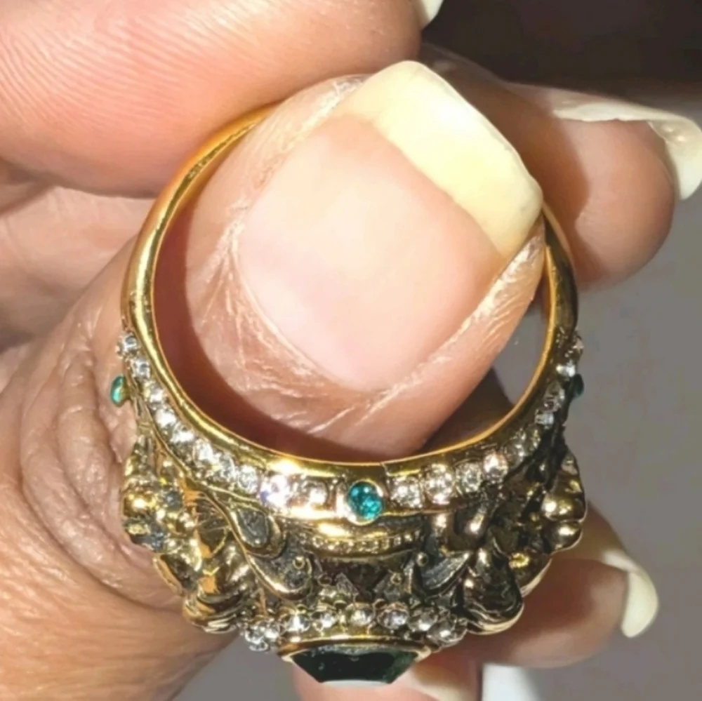 Elegant Golden Lion and Green Gemstone Mens Ring Sz 10